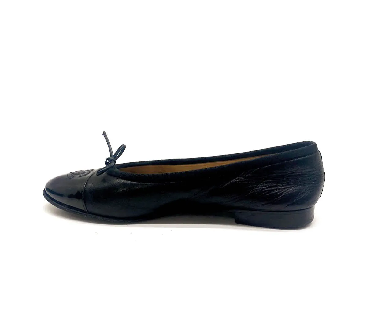 CHANEL CC CAP TOE LEATHER BALLET FLATS