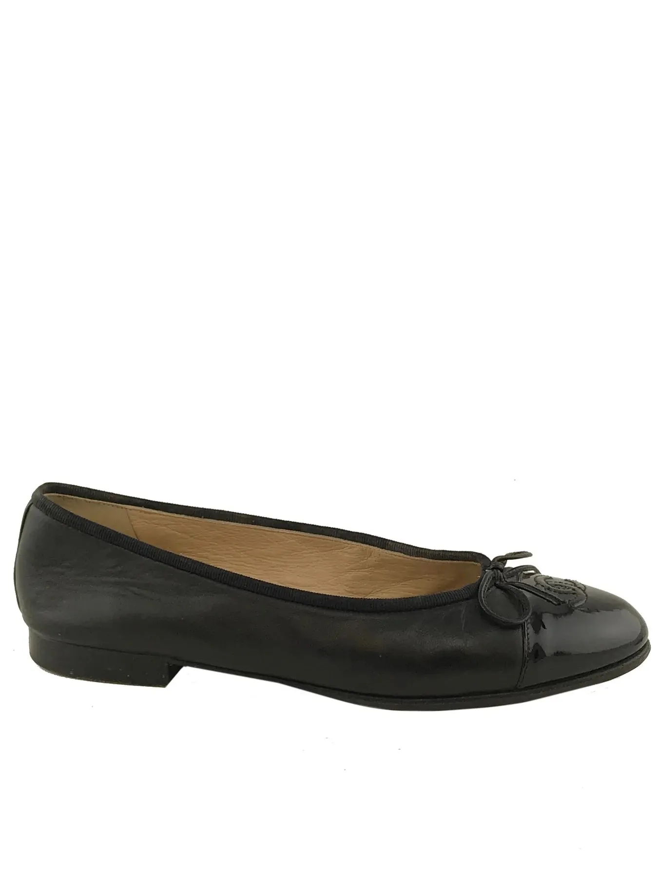 CHANEL CC CAP TOE LEATHER BALLET FLATS