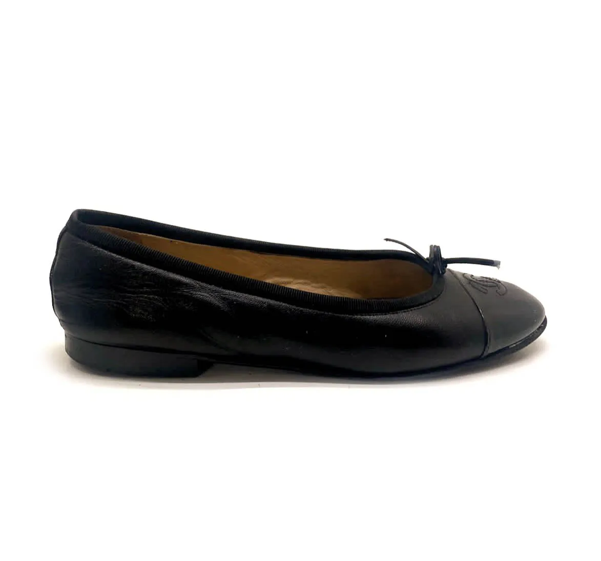 CHANEL CC CAP TOE LEATHER BALLET FLATS